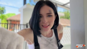 Chịch em gái rửa xe xinh đẹp mặt còn lấm lem
